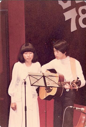 Wilson_girl.jpg - 左面應該是FLORA YUEN，阮惠娜。右面是 WILSON 羅偉信。