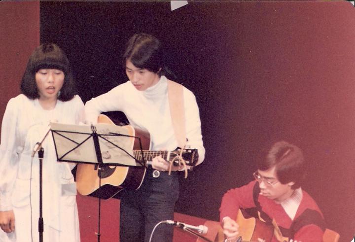scan0001.jpg - 左面應該是FLORA YUEN，阮惠娜。右面是 WILSON 羅偉信。還有一個伴奏的同學，認了出來。